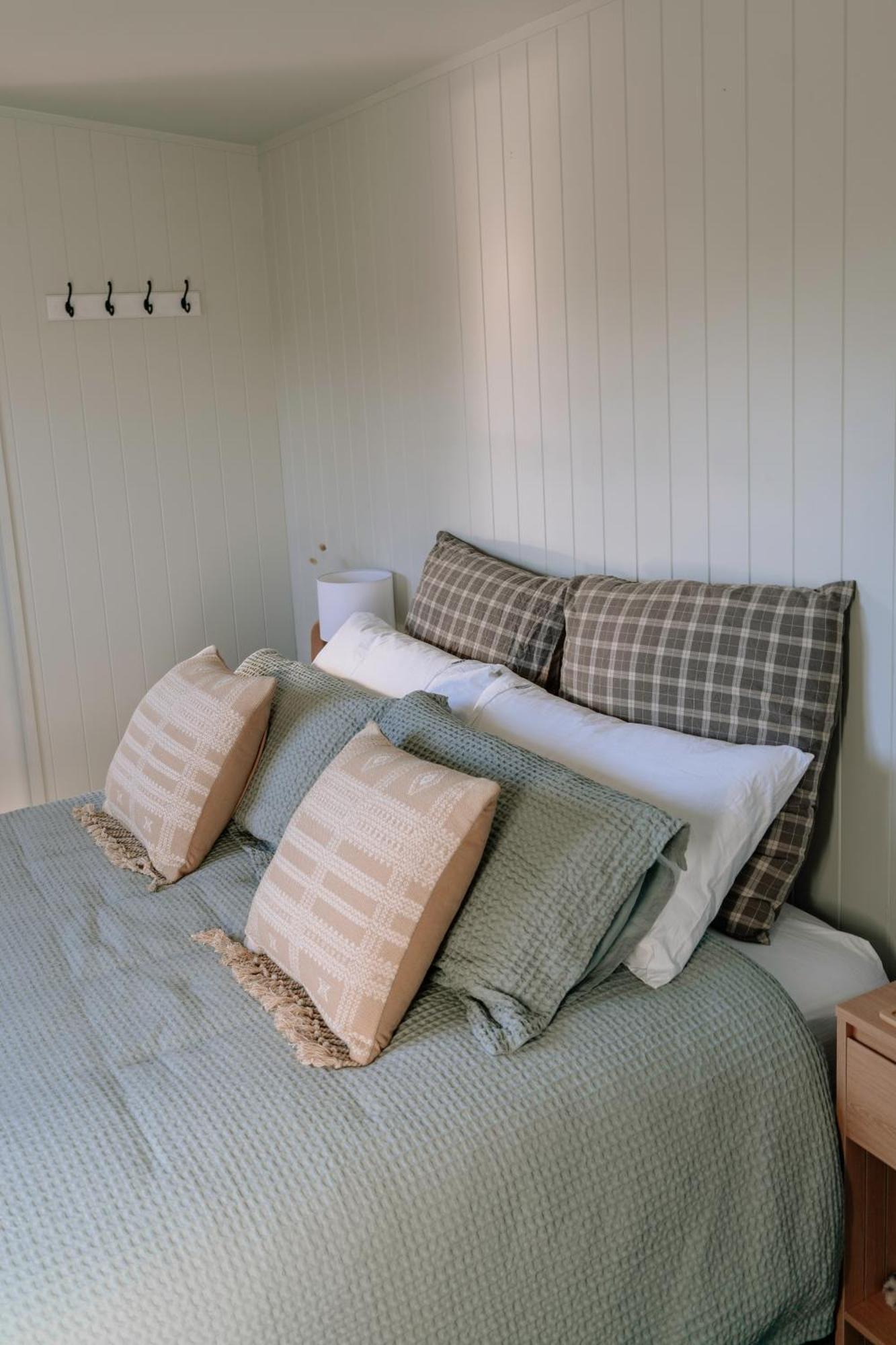 Mountain Cabin - Central, Cosy And Cute With Views Wanaka Kültér fotó